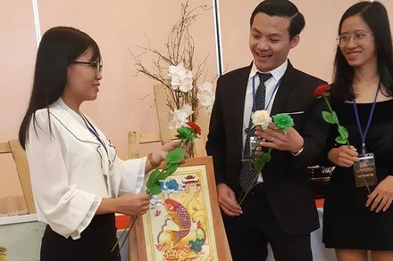 Dự án “Tranh và hoa làm từ vảy cá” của nhóm sinh viên Trường đại học Công nghệ Thành phố Hồ Chí Minh giành giải tiềm năng tại cuộc thi năm 2020.