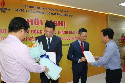 Ông Nguyễn Văn Hội - Chủ tịch HĐQT BSR đã trao quyết định cho 2 tân Phó Tổng Giám đốc BSR Phạm Minh Nghĩa và Mai Tuấn Đạt. Ông Lê Mạnh Hùng - Tổng Giám đốc Tập đoàn tặng hoa chúc mừng hai tân Phó Tổng Giám đốc BSR vừa được bổ nhiệm.