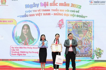 Bí thư Trung ương Đoàn Thanh niên Cộng sản Hồ Chí Minh, Chủ tịch Hội đồng Đội Trung ương Nguyễn Phạm Duy Trang (bên trái) và đại diện các đơn vị liên quan trao giải đặc biệt tặng thí sinh Bùi Thị Thúy Xoan.
