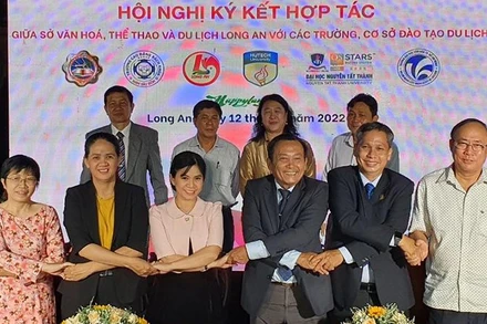 Lãnh đạo Sở Văn hóa, Thể thao và Du lịch Long An ký kết hợp tác với các trường đại học, cao đẳng, trung cấp có đào tạo chuyên ngành du lịch.