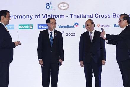 Chủ tịch nước Nguyễn Xuân Phúc và Bộ trưởng Tài chính Thái Lan chứng kiến Lễ công bố kết nối thanh toán bán lẻ ứng dụng mã phản hồi nhanh (QR code) giữa Việt Nam-Thái Lan.