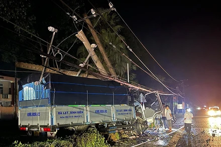 Vụ tai nạn khiến hai trụ điện bị gãy.