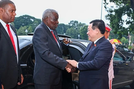 Chủ tịch Quốc hội Vương Đình Huệ chào mừng Chủ tịch Quốc hội Cuba Esteban Lazo Hernandez.