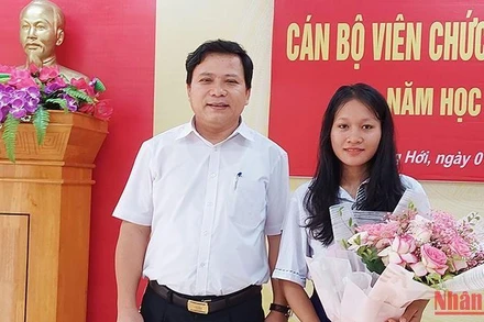 Được sự ủy quyền, thầy Phạm Hồng Việt, Hiệu trưởng Trường phổ thông Dân tộc nội trú tỉnh tặng quà của Bí thư Tỉnh ủy Quảng Bình cho em Cao Thị Hằng.