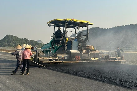 Các đơn vị, nhà thầu trên tuyến huy động tối đa phương tiện và nhân lực, dốc toàn lực thi công phấn đấu thông xe kỹ thuật trước ngày 31/12 tới.