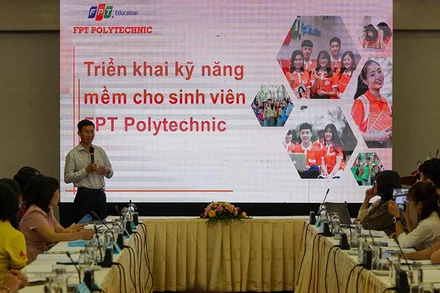 Đại diện Trường cao đẳng FPT Polytechnic chia sẻ thông tin tại hội thảo.