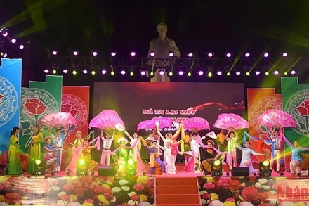 Một tiết mục biểu diễn trong đêm khai mạc lễ hội.