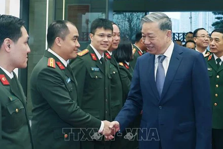 Tổng Bí thư Tô Lâm đến thăm, kiểm tra công tác ứng trực và chúc Tết tại Cục An ninh mạng và phòng, chống tội phạm sử dụng công nghệ cao. (Ảnh: Thống Nhất/TTXVN)