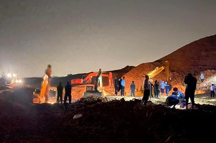 Các lực lượng chức năng cùng đơn vị khai thác tập trung nhân lực, phương tiện, thiết bị tìm kiếm các nạn nhân bị mất tích trong đêm.