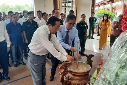 Lãnh đạo tỉnh Vĩnh Long dâng hương tại Khu lưu niệm vào sáng 13/9. (Ảnh: BÁ DŨNG)