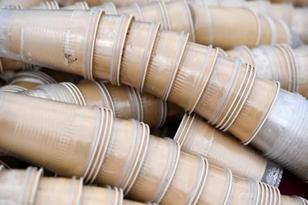 Cốc nhựa dùng một lần tại một nhà máy tái chế ở Bourg-Blanc, Pháp. (Ảnh: AFP/TTXVN)