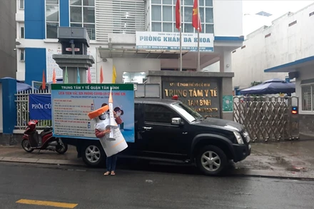 Xe loa cổ động tiêm vaccine phòng Covid-19 của Trung tâm Y tế quận Tân Bình chuẩn bị xuất phát tuyên truyền đến người dân hiệu quả tiêm phòng Covid-19.