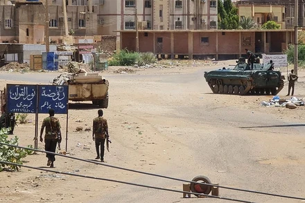 Quân đội Sudan gác trên một đường phố ở thủ đô Khartoum, ngày 6/5/2023. (Ảnh: AFP/TTXVN)