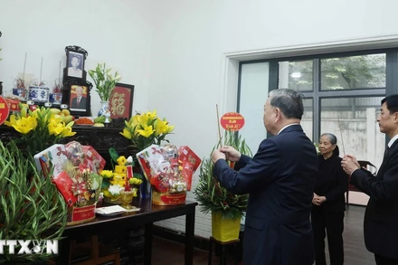 Tổng Bí thư Tô Lâm thắp hương tưởng niệm cố Tổng Bí thư Nguyễn Phú Trọng. (Ảnh: Thống Nhất/TTXVN)