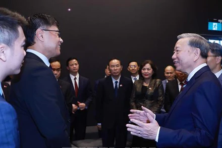 Tổng Bí thư Tô Lâm thăm cảng biển Pasir Panjang. (Ảnh: Thống Nhất/TTXVN) 