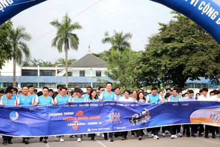Đại diện các ban, ngành, đoàn thể và hàng nghìn bạn trẻ sôi nổi hưởng ứng chặng 13 chương trình "Những bước chân tình nguyện vì cộng đồng". 