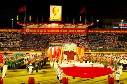 Nghi thức lễ diễu hành trang trọng qua khán đài.