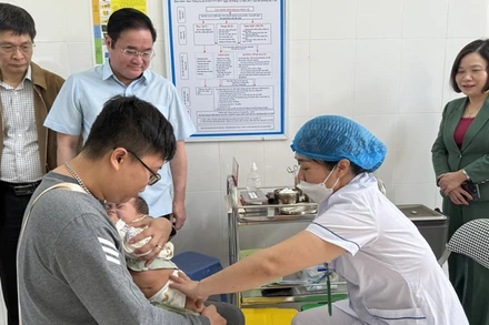 Tiêm vaccine phòng bệnh sởi cho trẻ em tại Trạm Y tế phường Phúc Lợi (quận Long Biên, Hà Nội).