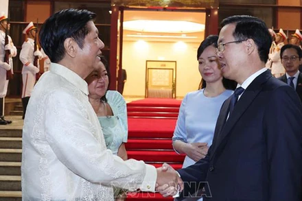 Chủ tịch nước Võ Văn Thưởng và Phu nhân chia tay Tổng thống Philippines Ferdinand Marcos Jr và Phu nhân. Ảnh: TTXVN