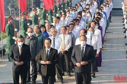 Các đại biểu tưởng niệm các Anh hùng, liệt sĩ. (Ảnh: THANH DŨNG)