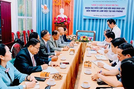 Quang cảnh trao đổi nghiệp vụ giữa Hội Nhà báo Lào và Hội Nhà báo thành phố Hải Phòng.
