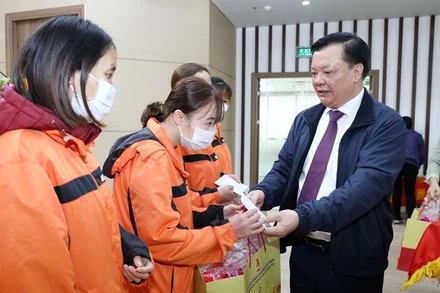 Bí thư Thành ủy Hà Nội Đinh Tiến Dũng tặng quà cho công nhân có hoàn cảnh khó khăn tại tỉnh Ninh Bình.