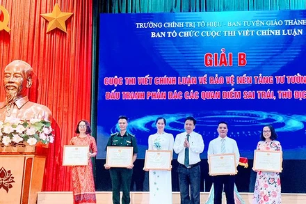Ban tổ chức trao giải cho các tác giả có tác phẩm đoạt giải.