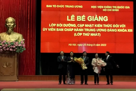 Đại diện Lớp tặng hoa các đồng chí trong Ban Chỉ đạo Lớp học.