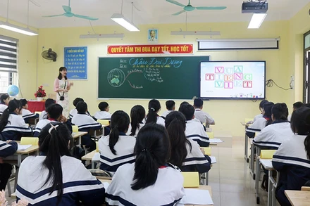 Giờ học của cô và học sinh Trường trung học cơ sở Tân Tiến (huyện Chương Mỹ, Hà Nội).