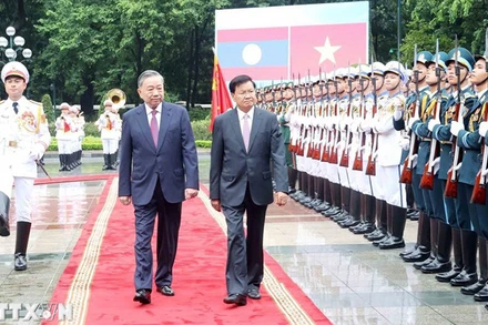 Tổng Bí thư, Chủ tịch nước Tô Lâm và Tổng Bí thư, Chủ tịch nước Lào Thongloun Sisoulith duyệt Đội danh dự QĐND Việt Nam. (Ảnh: Trí Dũng/TTXVN)