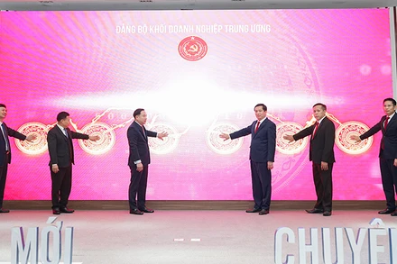 Các đại biểu nhấn nút khai trương phần mềm "Sổ tay đảng viên điện tử" của Đảng ủy Khối Doanh nghiệp Trung ương.