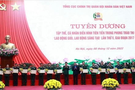 Đại tướng Lương Cường và Chủ tịch Tổng Liên đoàn Lao động Việt Nam Nguyễn Đình Khang trao khen thưởng tại hội nghị.