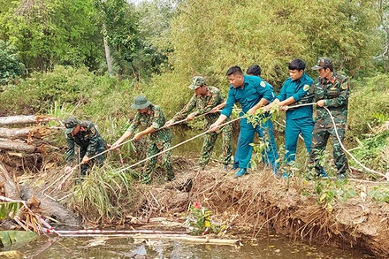 Lực lực lượng công binh tỉnh Trà Vinh tiến hành thu gom quả bom tại xã Long Vĩnh, huyện Duyên Hải.