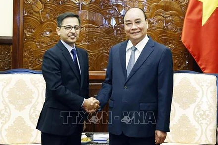 Chủ tịch nước Nguyễn Xuân Phúc tiếp Đại sứ Ấn Độ Pranay Verma đến chào từ biệt. (Ảnh: TTXVN)