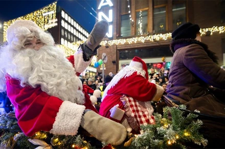 Các nghệ sỹ trong trang phục Ông già Noel tại Lễ Khai mạc chợ Giáng sinh tại Helsinki, Phần Lan. (Ảnh: THX/TTXVN)