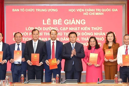 Đồng chí Nguyễn Xuân Thắng trao chứng chỉ tốt nghiệp cho các học viên Lớp học.