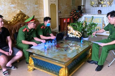 Lực lượng công an kiểm tra hành chính cơ sở kinh doanh dịch vụ karaoke ở thành phố Thanh Hóa.