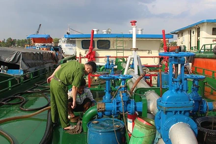 Lực lượng Công an thành phố Biên Hòa khám nghiệm khu vực trên tàu các đối tượng hút xăng để bán.