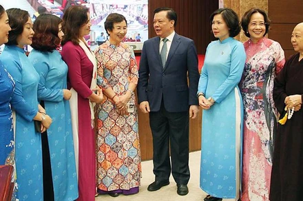 Bí thư Thành ủy Hà Nội Đinh Tiến Dũng trò chuyện với đại biểu phụ nữ Thủ đô sáng 30/11. 