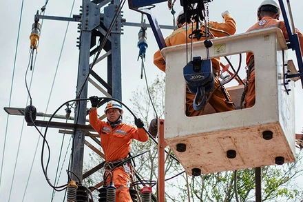 Công nhân EVNCPC khắc phục hậu quả nặng nề của lũ lụt ở Đà Nẵng năm 2022.