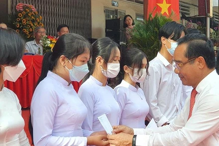 Bí thư Tỉnh ủy Long An Nguyễn Văn Được dự lễ khai giảng năm học mới tại Trường trung học phổ thông Nguyễn Hữu Thọ, xã Thanh Phú (huyện Bến Lức) và trao học bổng cho học sinh. 