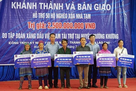 Tập đoàn Xăng dầu Việt Nam trao kinh phí hỗ trợ làm nhà cho các hộ nghèo.