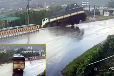 Xe tải bất ngờ lao sang phần đường bên trái và lật nghiêng đè chết hai người đi xe máy.