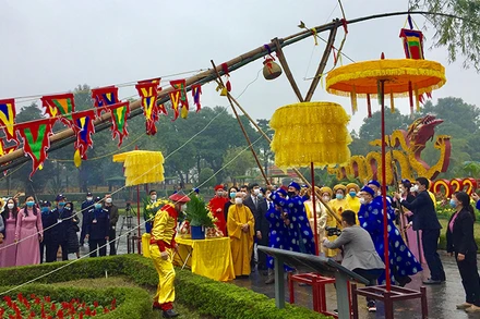 Nghi lễ cúng dựng cây nêu đón Tết tại Hoàng thành Thăng Long.