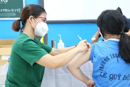 Trẻ em (từ 5 tuổi trở lên), đặc biệt nhóm có yếu tố nguy cơ cao, nếu chưa tiêm cần nhanh chóng đi tiêm vaccine phòng Covid-19, và tiêm nhắc lại, tiêm bổ sung đúng theo quy định.