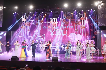 Các nghệ sĩ trong đêm nhạc tôn vinh người phụ nữ.