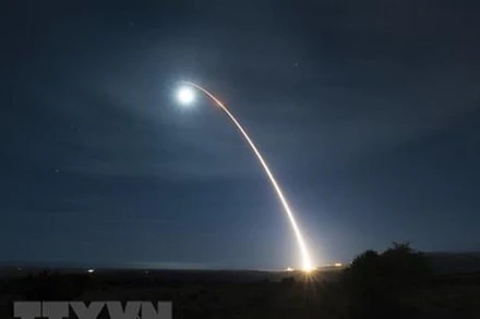 Một vụ thử tên lửa đạn đạo liên lục địa (ICBM) Minuteman III của Mỹ tại căn cứ không quân Vandenberg, bang California. (Ảnh: AFP/TTXVN)