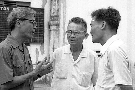 Đồng chí Võ Văn Kiệt, Bí thư Thành ủy Thành phố Hồ Chí Minh đến thăm và kiểm tra hoạt động của một số nhà máy và cửa hàng lương thực trong thành phố. (Ảnh: Đồng chí Võ Văn Kiệt thăm nhà máy xay xát gạo Bình Tây)