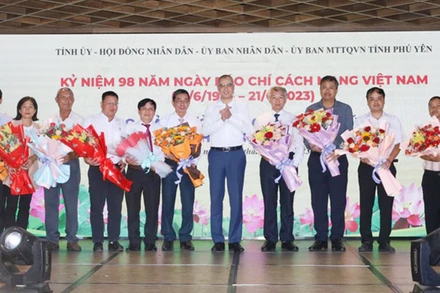 Đồng chí Phạm Đại Dương, Ủy viên Trung ương Đảng, Bí thư Tỉnh ủy, Trưởng Đoàn đại biểu Quốc hội tỉnh Phú Yên tặng hoa chúc mừng các nhà báo.