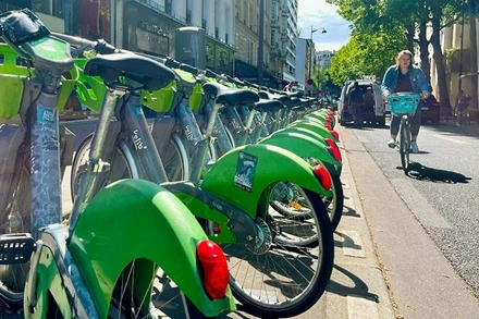 Xe đạp công cộng là một trong những phương tiện được người dân Paris ưa chuộng khi di chuyển trong trung tâm thành phố. (Ảnh: MINH DUY)